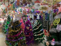 Aksesoris Natal Mulai Diburu di Kota Bekasi