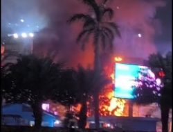 Reklame Videotron di Jalan A. Yani Kota Bekasi Terbakar