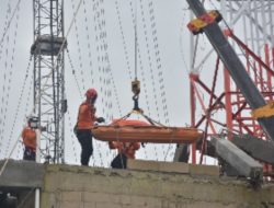 Tim SAR Evakuasi Korban Reruntuhan Beton Tower di Karangsatria, Tambun Utara Gunakan Crane