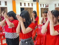 Malam Imlek, Warga Tionghoa Beribadah di Vihara Dharma Sakti Tambun