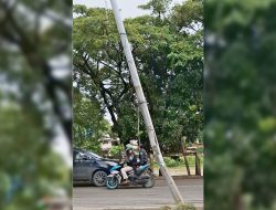 Tiang Miring di Jalan Inspeksi Kalimalang Tambun Ancam Keselamatan Pengendara