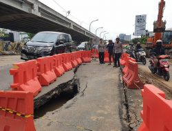 Jalan Raya Kalimalang Sekitar Grand Kamala Lagoon yang Ambles Mulai Diperbaiki   