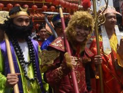 Cosplayer Serial Kera Sakti hingga Barongsai Memeriahkan Arak-arakan Cap Go Meh di Kota Bekasi