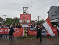 Ratusan Warga Perumahan Telaga Harapan Aksi Jalan Kaki Tolak Pembangunan Underpass Metland Cibitung