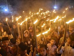 Pawai Obor Sambut Ramadan Tempuh Jarak 3 Km di Kalijaya Cikarang