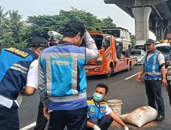 Warga Lansia Tewas Tertabrak Bus di Tol Jakarta-Cikampek, Begini Kronologinya 