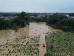 Terendam Banjir, Ribuan Makam di TPU Jatisari Kota Bekasi Nyaris Rusak