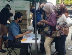 Puluhan Emak-emak Bantargebang Serbu Minyak Goreng Murah