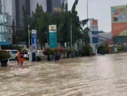 Banjir Luapan Kali Bekasi Rendam Sejumlah Jalan, Warga: Macet Di mana-mana 