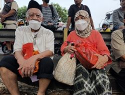 Rumah Terendam, Pasutri Lansia Pangkalan Bambu Ini Telantar di Jalan A.Yani