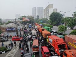 Parah, Kondisi Lalu Lintas di Jalan Ahmad Yani Arah Pekayon Macet Total