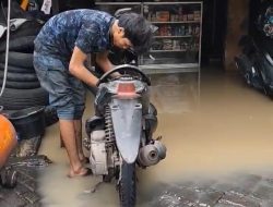 Jasa Bengkel Mendulang Rezeki di Tengah Banjir Kota Bekasi