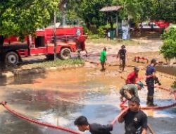 Banjir Surut, ‘Kopasus’ Bantu Bersihkan Lumpur di Islamic Center Bekasi