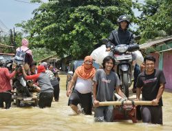 Warga Kampung Gabus Mengais Rezeki di Tengah Banjir dengan Jasa Ojek Gerobak