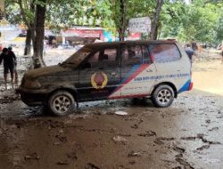 Lumpur KONI Kota Bekasi Tebal, Tim Ini Berjibaku Bersihkan Kantor