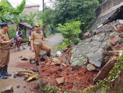 Tebing Pembatas Longsor di Pondok Melati, Dinas Terkait Diminta Cepat Tangani