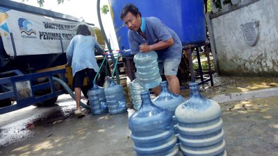 Perumda Tirta Bhagasasi Salurkan Bantuan Air Bersih kepada Warga Terdampak Banjir di Kabupaten Bekasi