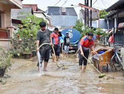 Perumda Tirta Patriot Kerja Bakti Bersihkan Lumpur di Wilayah Pelayanan Zona III