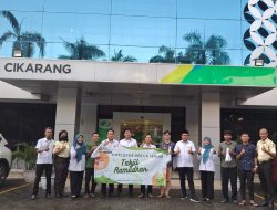 Karyawan BPJS Ketenagakerjaan Bekasi Cikarang Bagikan 200 Paket Takjil kepada Warga