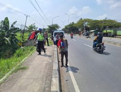 Truk Terguling Usai Tabrak Motor di Kedungwaringin, Begini Kronologinya