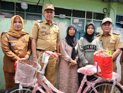 Janda Penjual Kue Keliling di Bintarajaya Dapat Sepeda Baru dan Modal Usaha dari Tri Adhianto