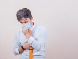 6 Cara Mengatasi Batuk Berdahak Secara Alami, Salah Satunya Kumur Air Garam