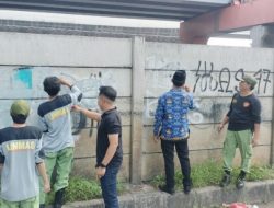 Aparatur Kecamatan Bekasi Selatan Bersihkan Coretan Vandalisme