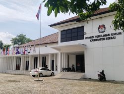 Bendera Partai di Halaman Kantor KPU Sisa Riuhnya Pesta Demokrasi