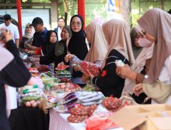 Warga Serbu Gerakan Pangan Murah di Cikiwul