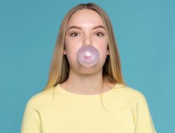 Waspadai Efek Samping Permen Karet Tertelan dan Tips Penanganannya