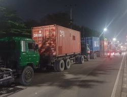 Sembilan Truk Kontainer Parkir Sembarangan Ditegur Aparat Kelurahan Rawalumbu