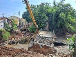 Jembatan Penghubung Kampung di Kabupaten Bekasi Ambruk, Perbaikan lewat ABT