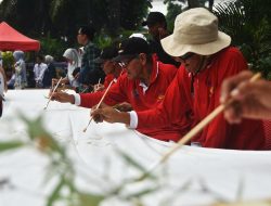 Lansia di Bekasi Tuangkan Ekspresi Lewat Lukisan “Jumbo”