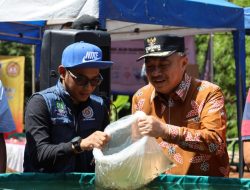 Tebar Ribuan Benih Lele di Jatisampurna, Ini Pesan Harris Bobihoe