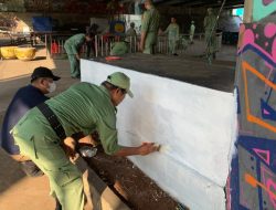 Aparatur Kecamatan Jatiasih Bersihkan Titik Vandalisme di Kolong Tol JORR