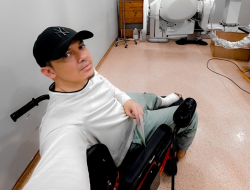 Alami Patah Tulang Kaki, Kini Irwansyah Harus Pakai Kursi Roda