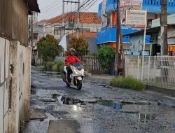 Saluran Tersumbat di Rawa Bugel Bekasi Utara, Air Meluap ke Jalan