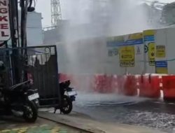 Semburan Air Muncul dari Proyek Pipa PAM Jaya di Jatiwaringin, Ini Sebabnya   