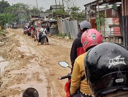 Jalan CBL Cibitung Rusak dan Licin, Banyak Pengendara Motor Terjatuh