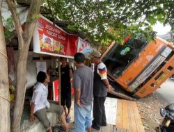 Truk Terguling Timpa Dua Warung di Harapan Jaya
