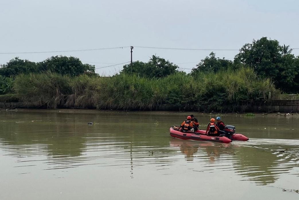 ABK Terjatuh ke Sungai Citarum saat Makan di Atap Kapal, Pencarian Masih Berlangsung