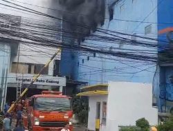 Kebakaran Toko Ban di Medansatria, 12 Mobil Pemadam Dikerahkan