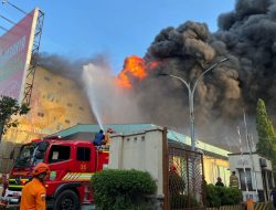 Empat Jam Api Melahap Toko Ban di Medansatria   