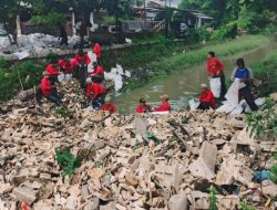 “Gunung Sampah” Tutupi Kali Kapuk Medansatria