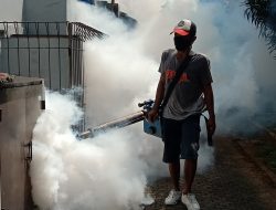 Warga RW 19 Arenjaya Geber Fogging Massal