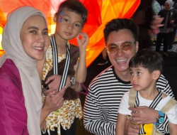 Momen Baim Wong dan Paula Verhoeven Tampil Kompak di Acara Kelulusan Anak