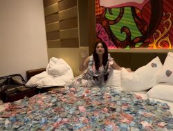 Hasil Nge-DJ di Kalimantan, Nathalie Holscher Pamer Tumpukan Uang di Kasur: Lihat Ini Emak Lo Zam