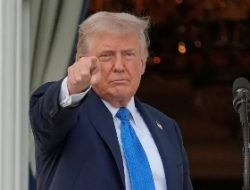 Trump Pasang Tarif 32 Persen dan Ancam Indonesia