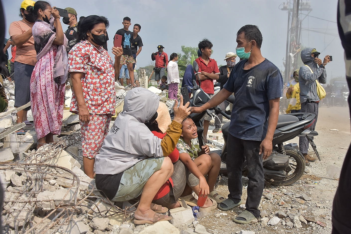Tangis Warga Pecah saat Alat Berat Robohkan Bangunan di Pulo Timaha Babelan