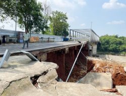 Jembatan Cipamingkis di Cibarusah Ditutup Sementara Usai Dinding Penyangga Ambrol